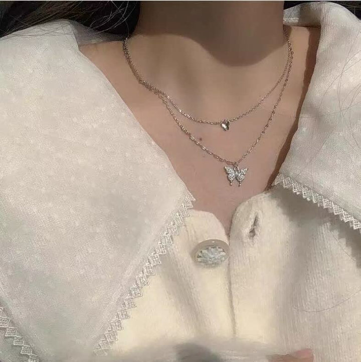 Stijlvolle zilveren ketting met vlindermotief, een tijdloos accessoire dat bij elke outfit past.