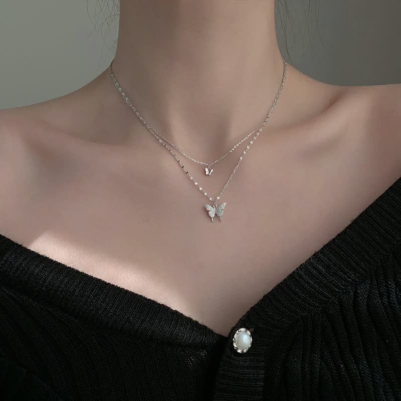 Gedetailleerde zilverkleurige vlinderketting voor dames, een uniek en stijlvol accessoire.