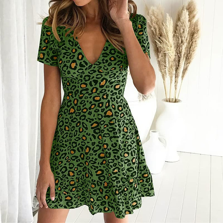 Stijlvolle abstracte panterprint damesjurk van Cutez™. Een trendy mini-jurk, geschikt voor zowel feest als casual.