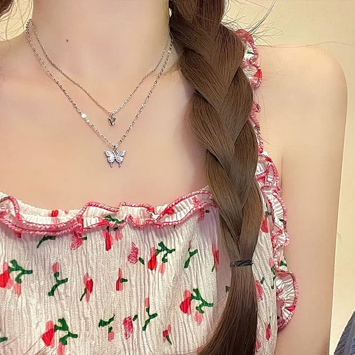 Vrouwelijke zilveren vlinderketting, een uniek statement piece dat elegantie toevoegt aan uw look.