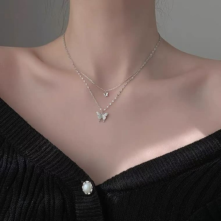 Minimalistische zilveren damesketting met een subtiele vlinderhanger. Trendy en veelzijdig sieraad.