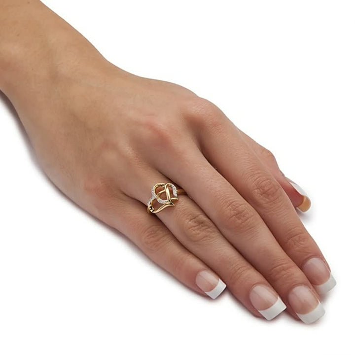 Close-up van een glanzende zilveren damesring met gedetailleerde liefdeshartjes. Uniek en elegant sieraad.