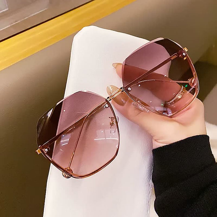 Kleurrijke dames zonnebril met grote glazen, een trendy eyecatcher voor de zomer.