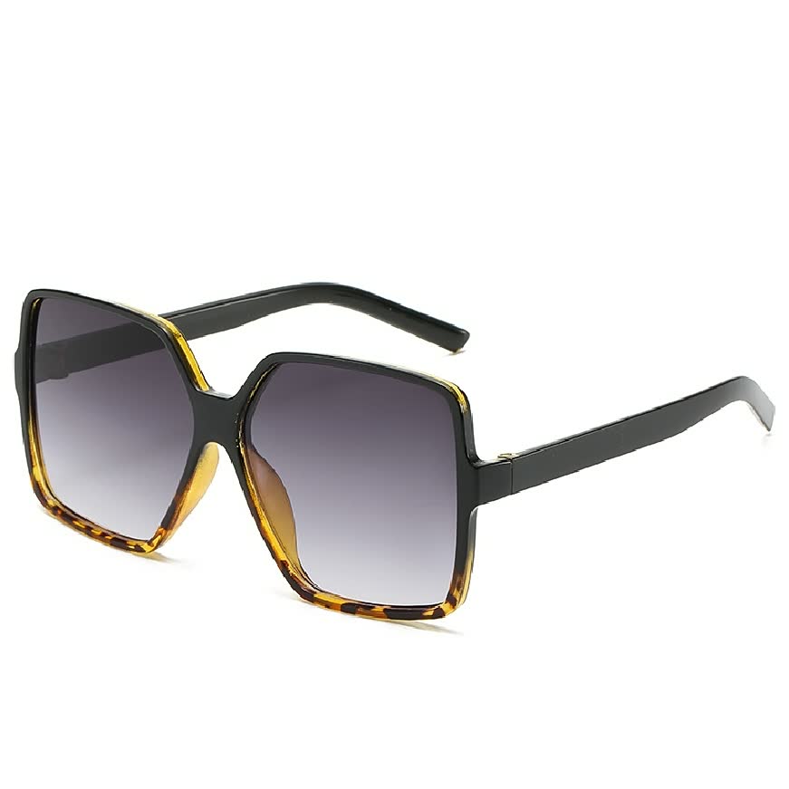 Model draagt InStyle™ oversized dames zonnebril met gekleurde glazen; een trendy zomer accessoire.