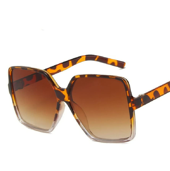 Dames zonnebril met modieuze, gekleurde glazen en een chic oversized frame van InStyle™, ideaal voor de zomer.