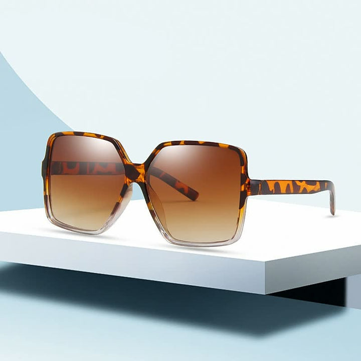 Trendy dames zonnebril InStyle™ als modieus accessoire: grote bril met opvallende gekleurde glazen.