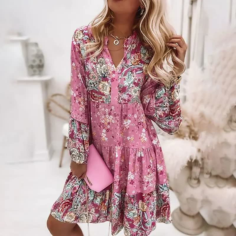 Comfortabele en elegante dames zomerjurk in boho stijl, met luchtige flairmouwen en v-hals.