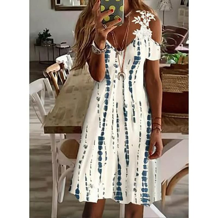 Elegant bloemdessin op deze dames zomerjurk, perfect voor een vrouwelijke en comfortabele look.