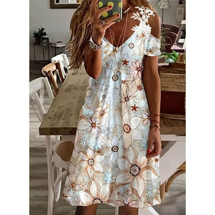 Comfortabele en elegante dames zomerjurk met bloemdessin voor elke gelegenheid.