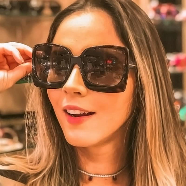 Opvallende dames zonnebril met unieke jaguarprint. Maak een stijlvol statement met deze trendy accessoire.