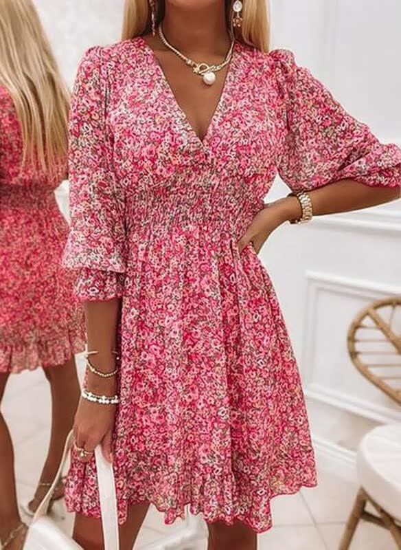 Kleurrijke gebloemde mini jurk met elegante V-hals en korte lengte, een trendy zomerjurk.