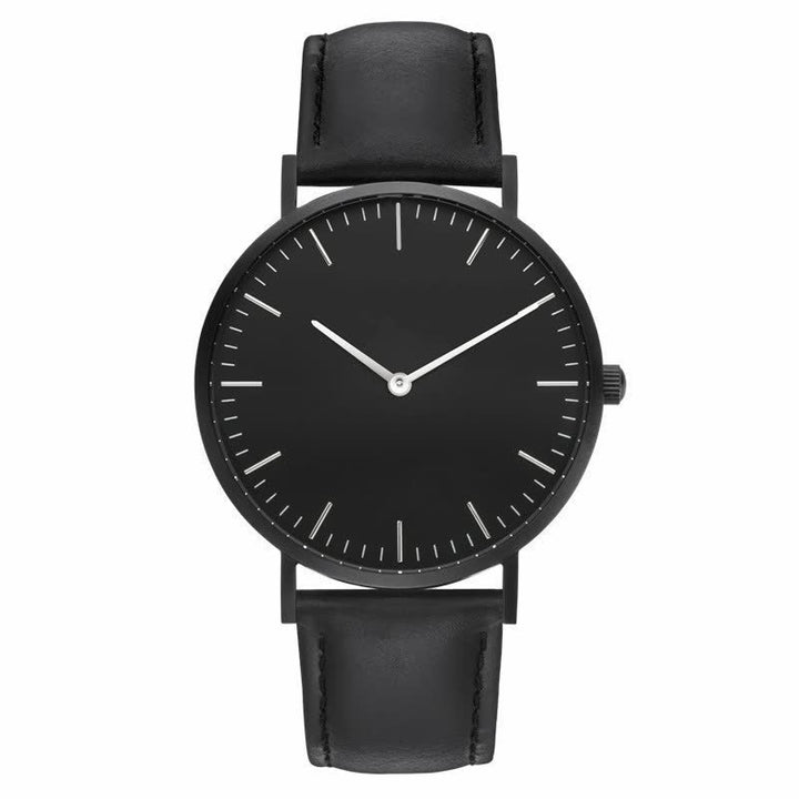 Zilverkleurig dameshorloge CrystalWatch™ op een pols. Elegant, tijdloos en een essentieel mode-item.