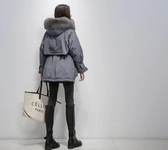 Elegante blauwe dames thermojas, perfect als warme winterjas en modieuze keuze.