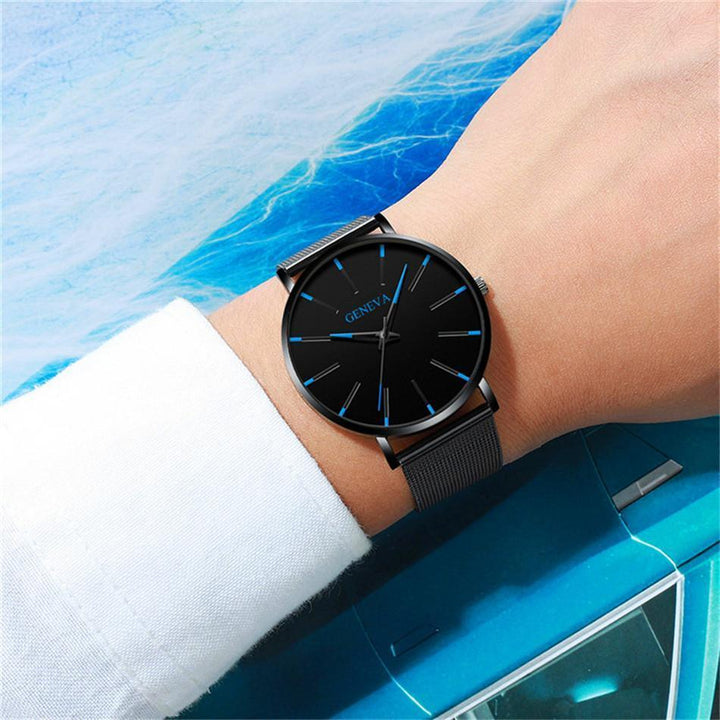 Modern en duurzaam herenhorloge liggend op een oppervlak, toont het strakke design en de hoogwaardige afwerking.