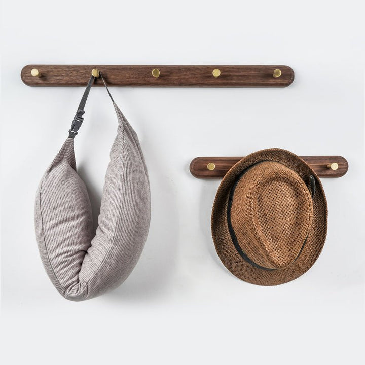 LignaHook houten wandkapstok met messing haken, perfect voor moderne hal.