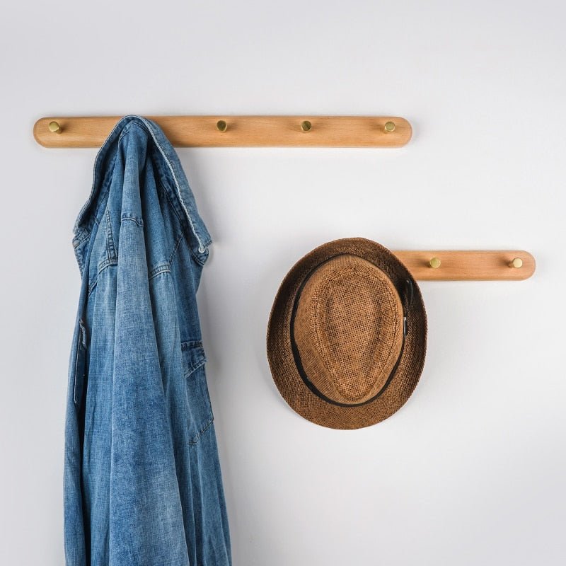 Stijlvolle houten muurkapstok met messing haken voor opbergen in hal of entree.