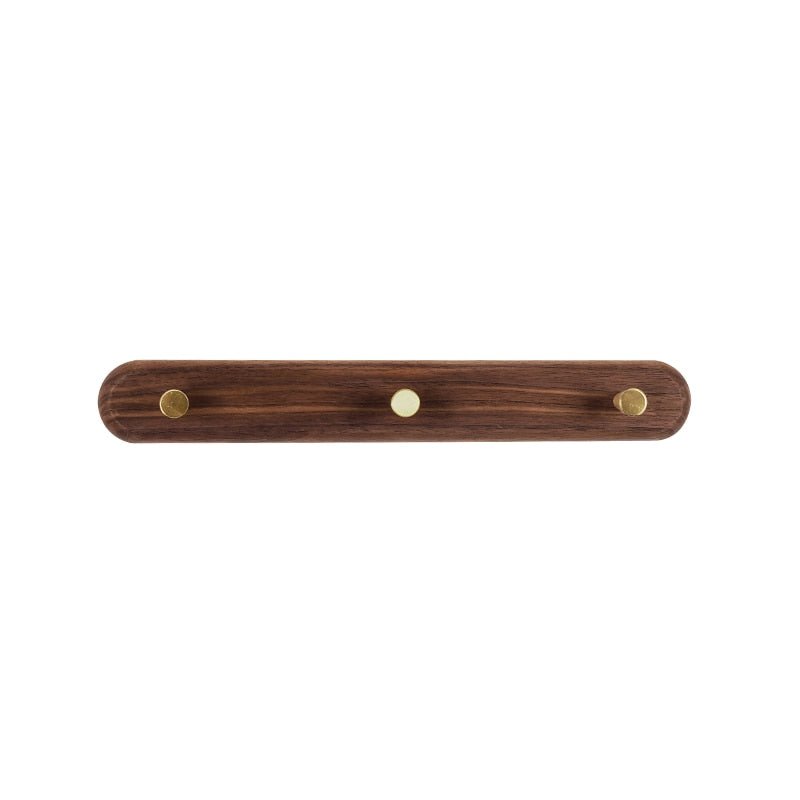 Moderne houten wandkapstok met glimmende messing haken, perfect voor een eigentijdse hal of entree.