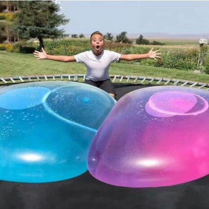 Gigantische opblaasbare glibberbal voor kinderen, ideaal voor urenlang buitenspeelplezier in de zomer.