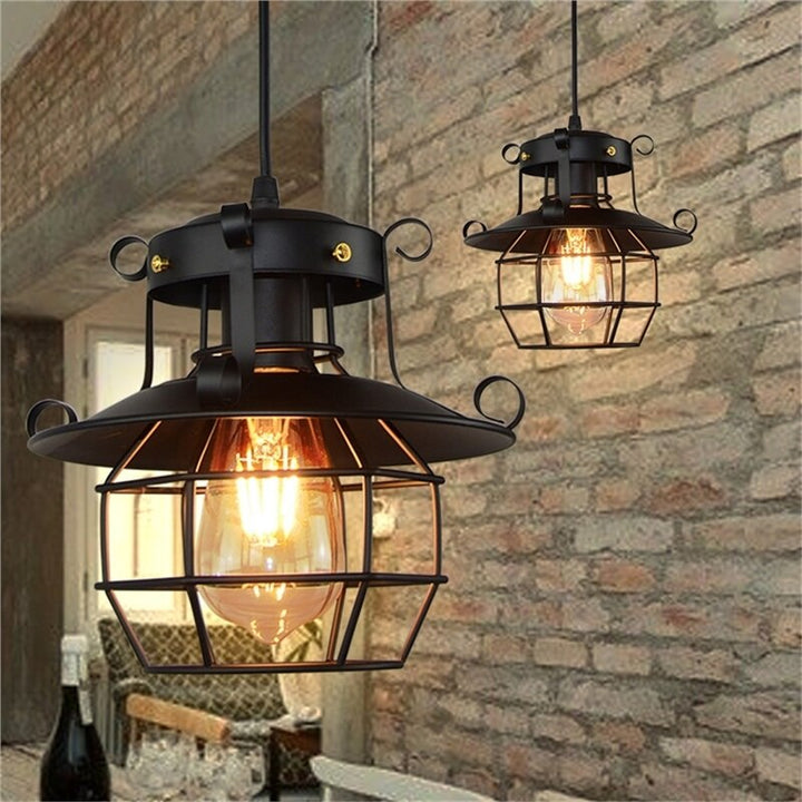 Charmante antieke industriële plafondlamp, bronskleurig, perfect voor een vintage interieur.