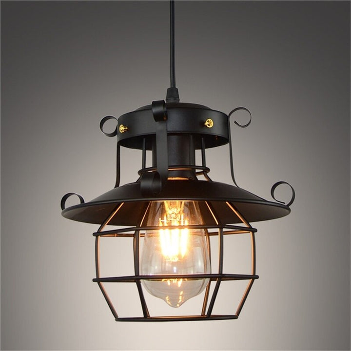 Antieke industriële plafondlamp, stijlvol design, creëert warme sfeer in elk modern of klassiek interieur.