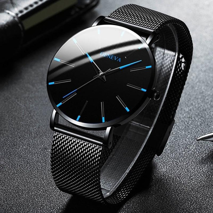 Strak minimalistisch herenhorloge met een heldere wijzerplaat en slanke wijzers; een stijlvol en modern accessoire.