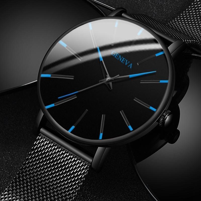 Close-up van een minimalistisch herenhorloge, focus op de strakke zilveren kast en eenvoudige, leesbare wijzerplaat.