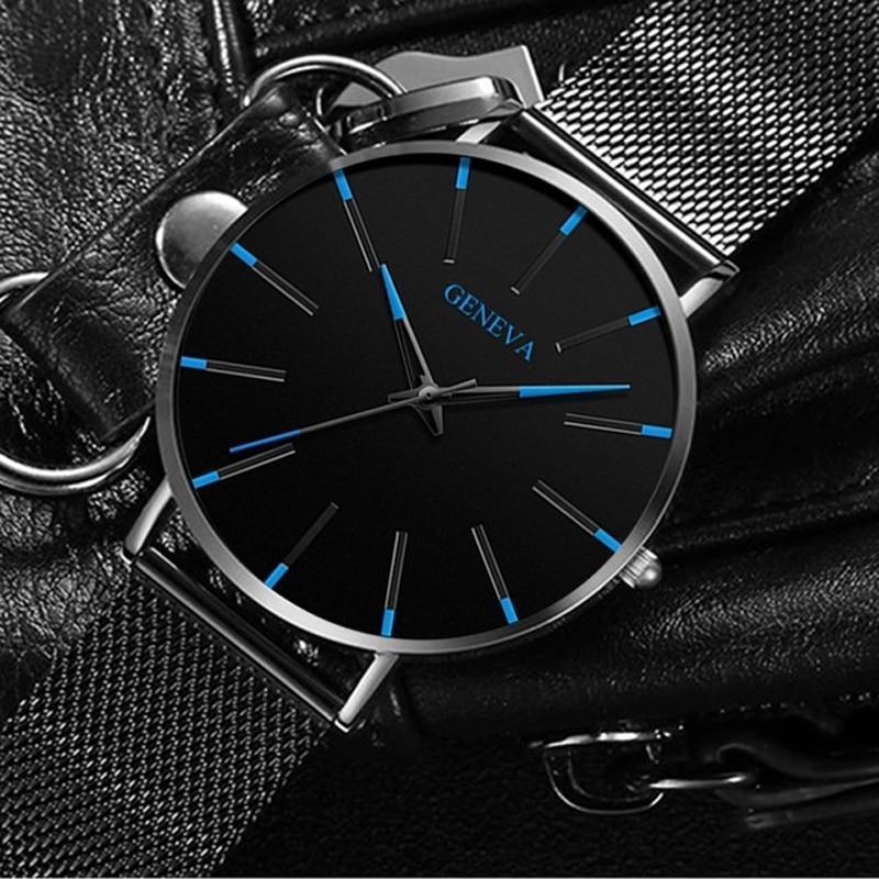Detail van het slanke profiel van een minimalistisch herenhorloge; benadrukt het elegante en tijdloze ontwerp.