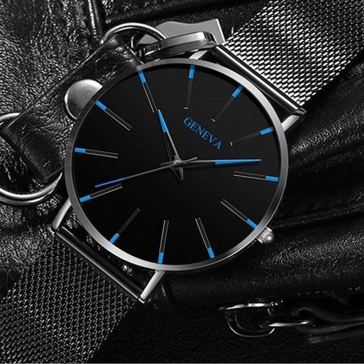 Detail van het slanke profiel van een minimalistisch herenhorloge; benadrukt het elegante en tijdloze ontwerp.