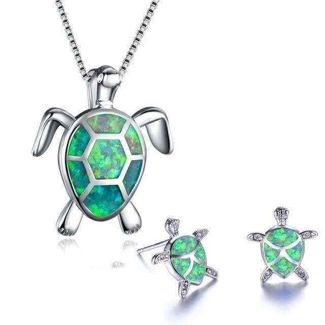 Close-up van de zilveren zeeschildpad kettinghanger met levendig opaal, een uniek en gedetailleerd dames accessoire.
