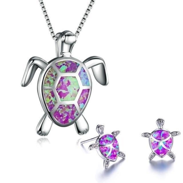 Sfeervolle productfoto van de complete zilveren zeeschildpad sieraden set: ketting, oorbellen en opaal details.
