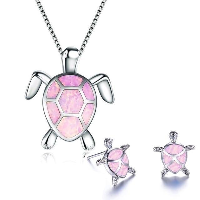 Dames model draagt de zilveren zeeschildpad sieraden set: opaal halsketting en bijpassende oorbellen, trendy en stijlvol.