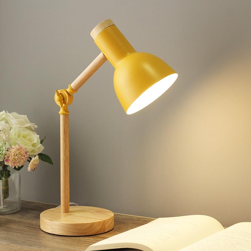 Scandinavische tafellamp van licht hout en mat zwart metaal, met verstelbare kap.