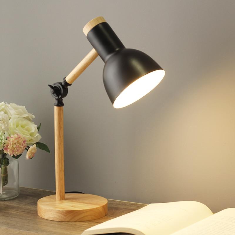 Elegante houten tafellamp, Scandinavisch design, geschikt als sfeer- of leeslamp.