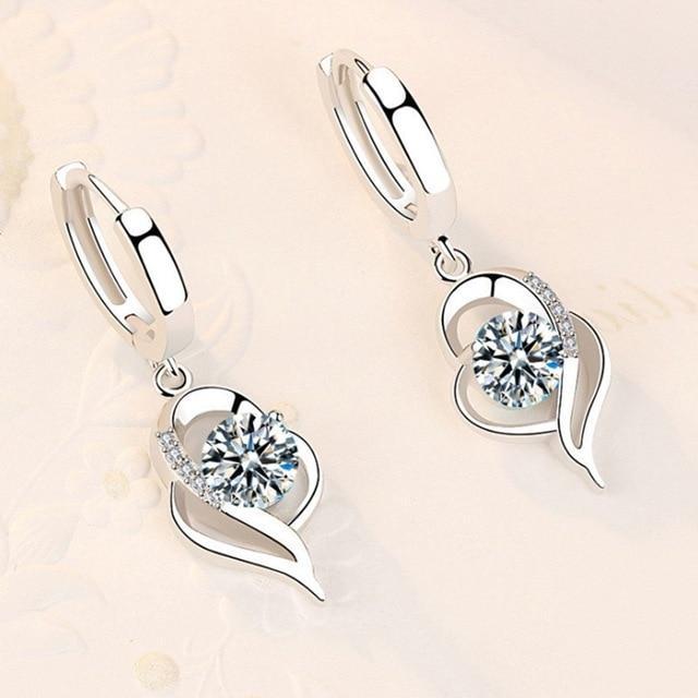 Close-up van Amelina bloem oorbellen, zilver met heldere zirkonia. Perfect cadeau voor dames.