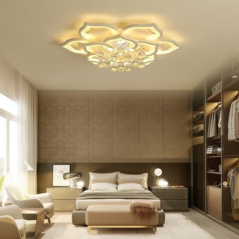 Fonkelende kristallen plafondlamp in lotusvorm, biedt luxe en dimbare verlichting voor een warm interieur.