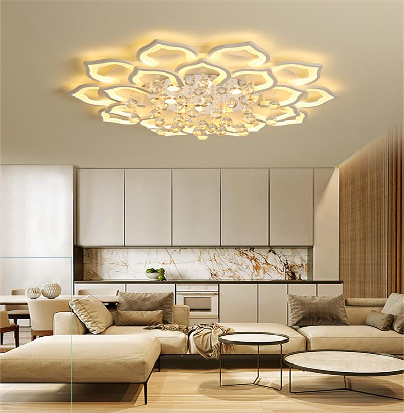 Luxe kristallen lotus plafondlamp met heldere kristallen, ideaal voor sfeervolle woonkamerverlichting.