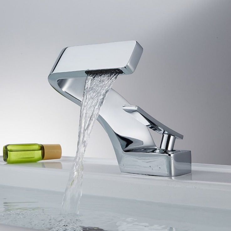 Zwarte SleekFlow gebogen keukenkraan, modern en elegant, voor hedendaagse interieurs.