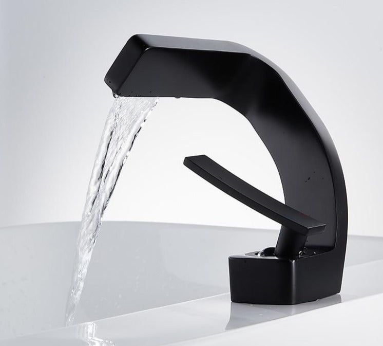 Bronzen gebogen kraan, klassiek modern detail voor badkamer of aanrecht.