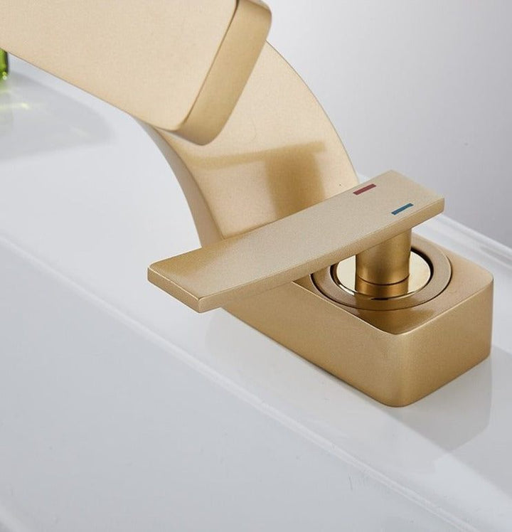 Zwarte gebogen kraan, strakke lijnen en modern design voor de hedendaagse keuken.