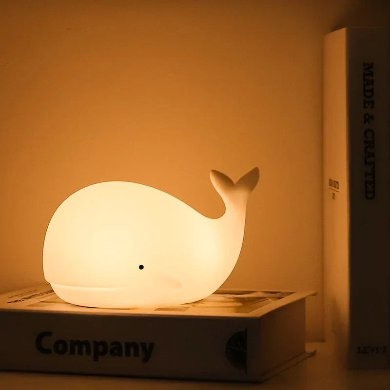 Schattig walvis nachtlampje GlowWhale voor kinderkamer, zacht siliconen, met rustgevende kleurverandering.