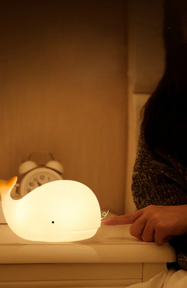 GlowWhale walvis kinderlampje, ideaal als sfeerverlichting voor babykamer, met USB-oplading.