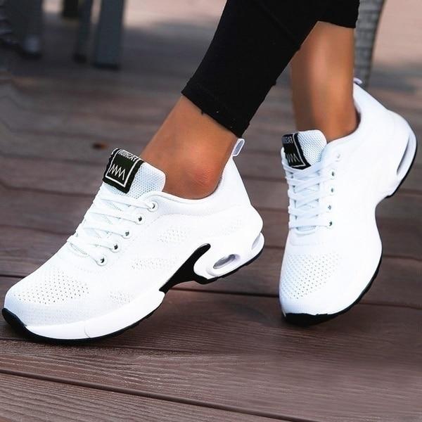 Stijlvolle dames sneakers met orthopedische ondersteuning, schokdempend en stabiel.
