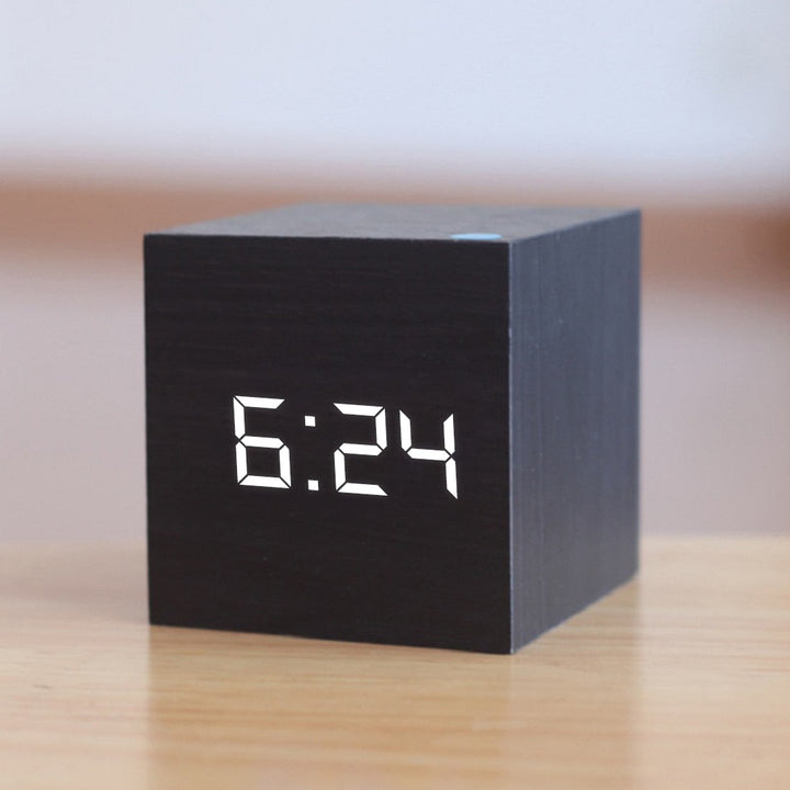 Digitale LED wekker CubeGlow met temperatuur en datum, ideaal voor slaapkamer of bureau. Modern design.