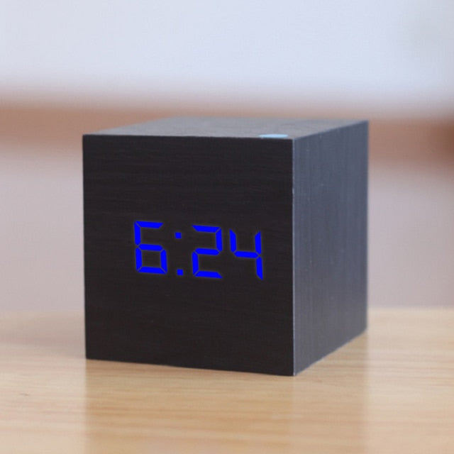Stijlvolle kubus LED wekker met heldere digitale display voor tijd, temperatuur en datum. Nachtmodus.