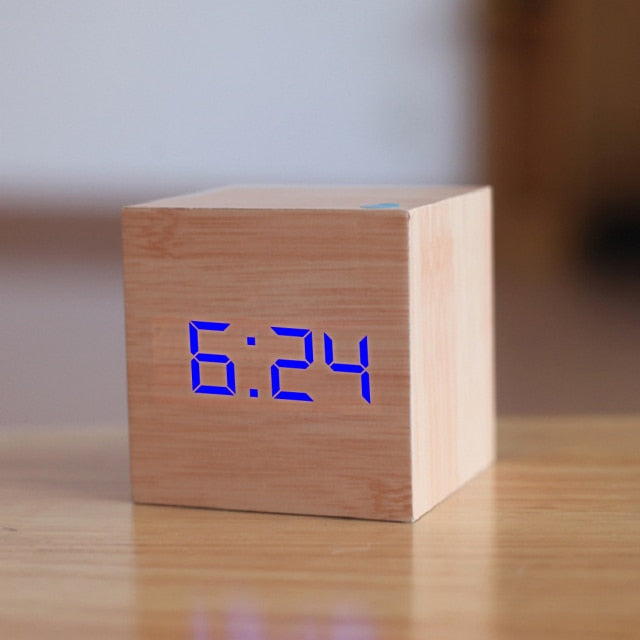 Compacte digitale LED wekker, kubus design. Toont tijd, temperatuur. Ideaal voor slaapkamer en woonaccessoire.
