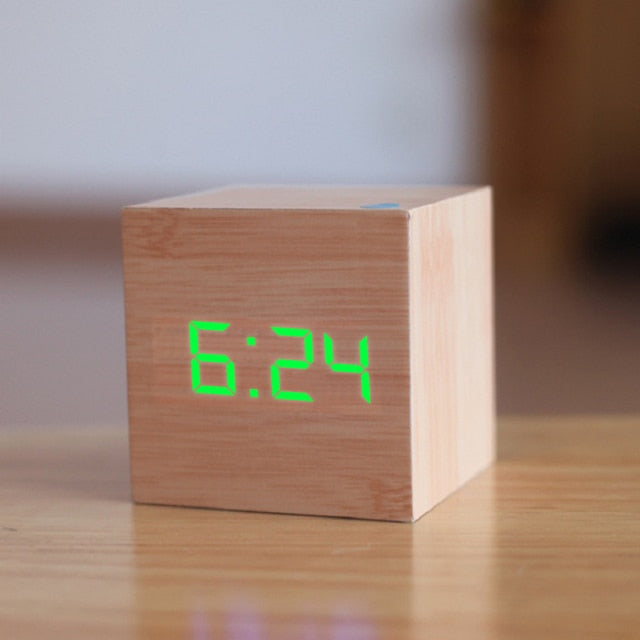 Elegante digitale LED wekker CubeGlow met groot display voor tijd, datum en temperatuur. Perfect voor elk interieur.