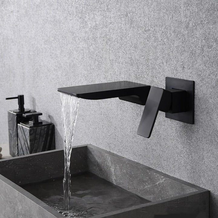 Hygiënische sensor wandkraan met watervaluitloop. Contactloos en waterbesparend voor een slimme, moderne badkamer.