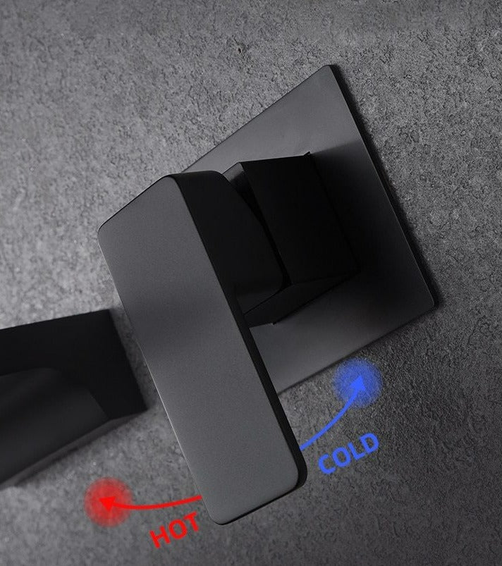Messing sensor wandkraan met strakke watervaluitloop. Modern en duurzaam, verkrijgbaar in chroom of zwart finish.