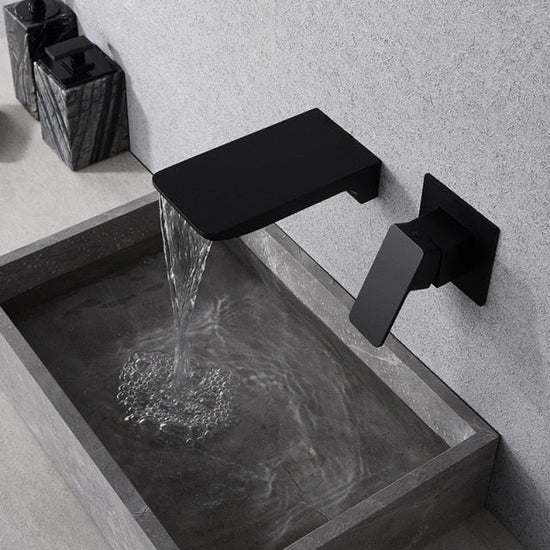 Waterbesparende contactloze sensor wandkraan met elegante watervaluitloop. Hygiënisch en modern design voor badkamer.