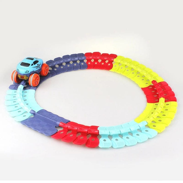 Kinderen spelen met auto's op flexibele magnetische racebaan; gloeiend in het donker.